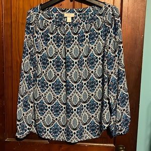 Cute top goes well with navy blue pants